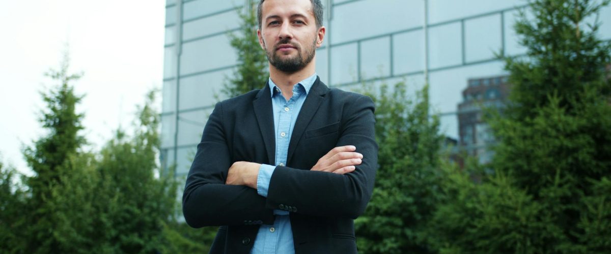 Devenir courtier en assurance : guide complet 2025 avec formation et salaire