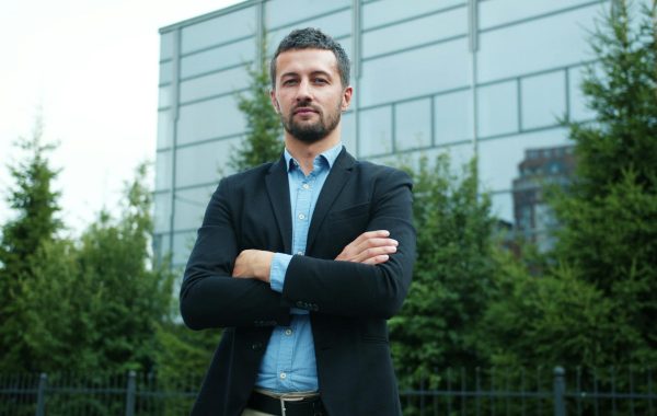 Devenir courtier en assurance : guide complet 2025 avec formation et salaire